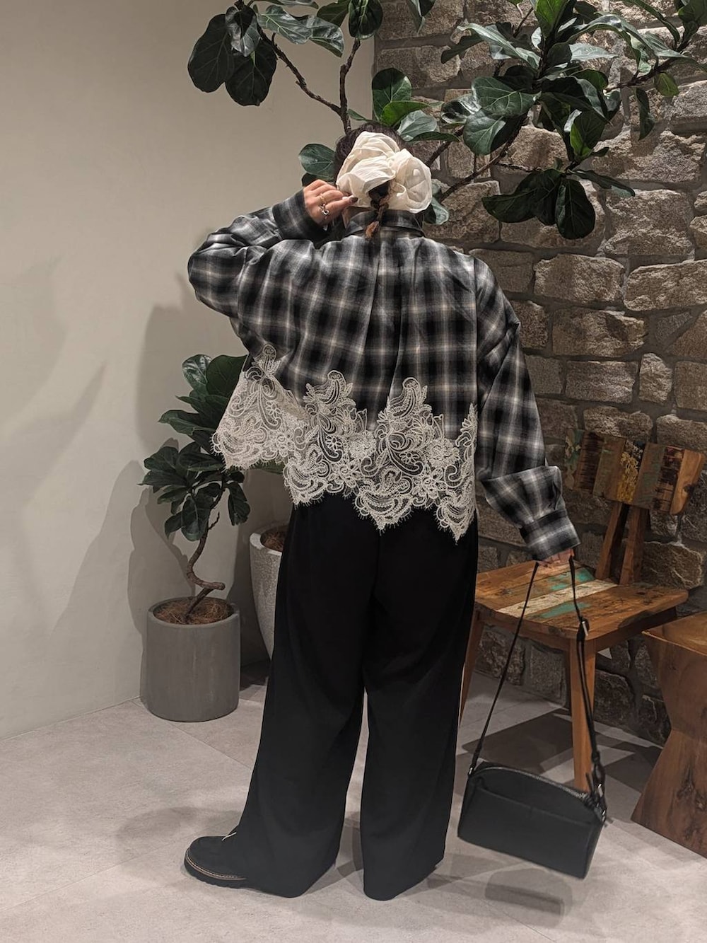 ブラック系のその他パンツ、ブラック系のシャツ/ブラウス、ブラック系のショルダーバッグを着用したレディースの夏コーディネートの3枚目の写真