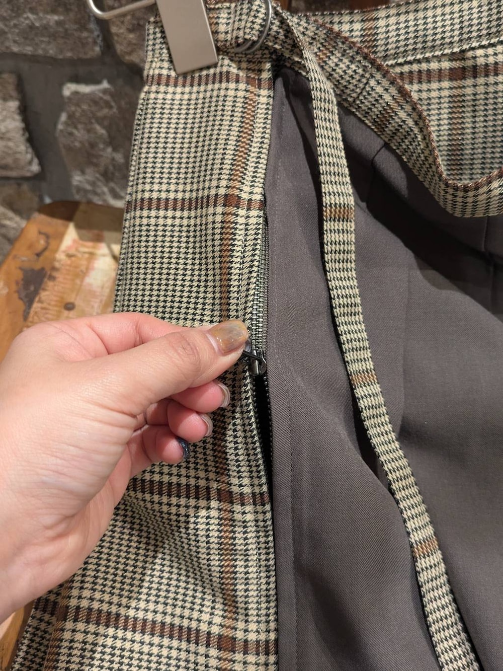 イエロー系のベスト、ブルー系のシャツ/ブラウス、ベージュ系のスカートを着用したレディースの冬コーディネートの5枚目の写真