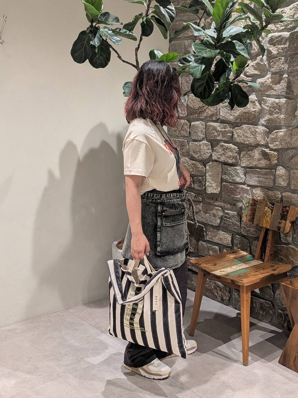 ベージュ系のTシャツ/カットソー、グレー系のデニムスカート、グレー系のその他パンツを着用したレディースの春コーディネートの3枚目の写真