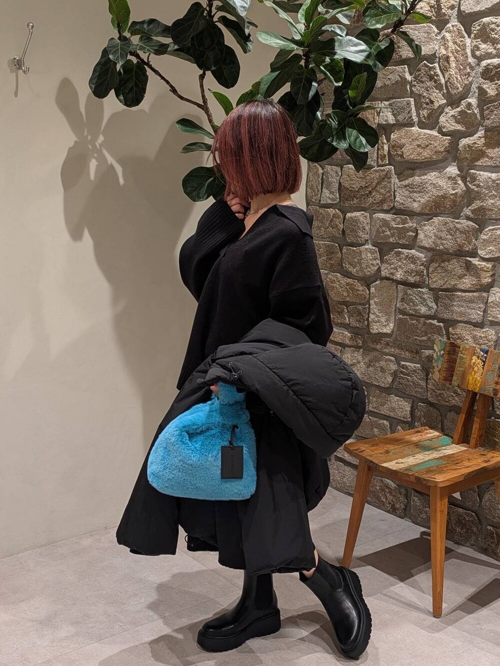 ブラック系のブーツ、ブラック系のその他アウター、ブラック系のニット/セーターを着用したレディースの秋コーディネートの3枚目の写真