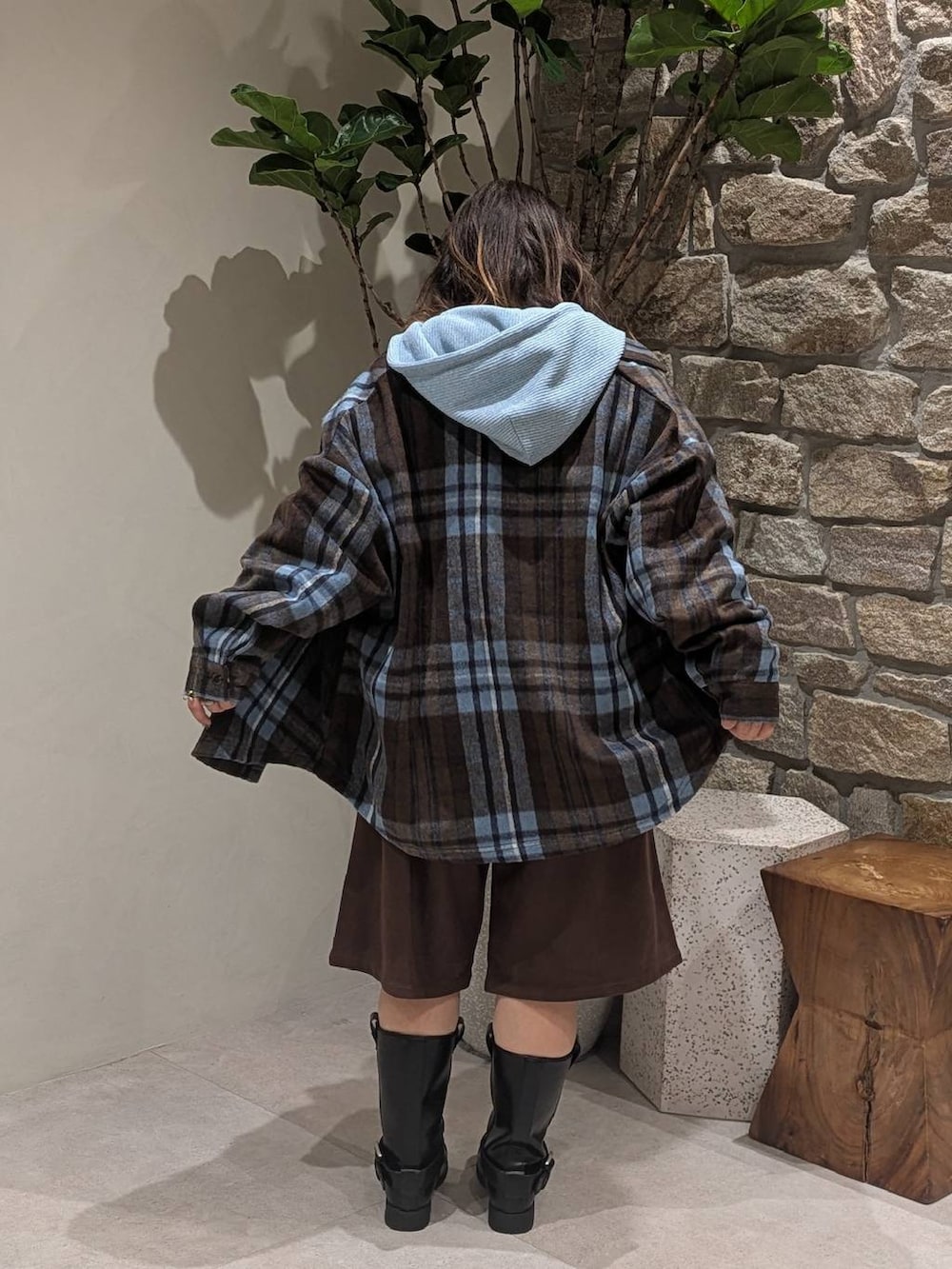 ブルー系のパーカー、ブラウン系のその他パンツ、ブラック系のブーツを着用したレディースの秋コーディネートの5枚目の写真