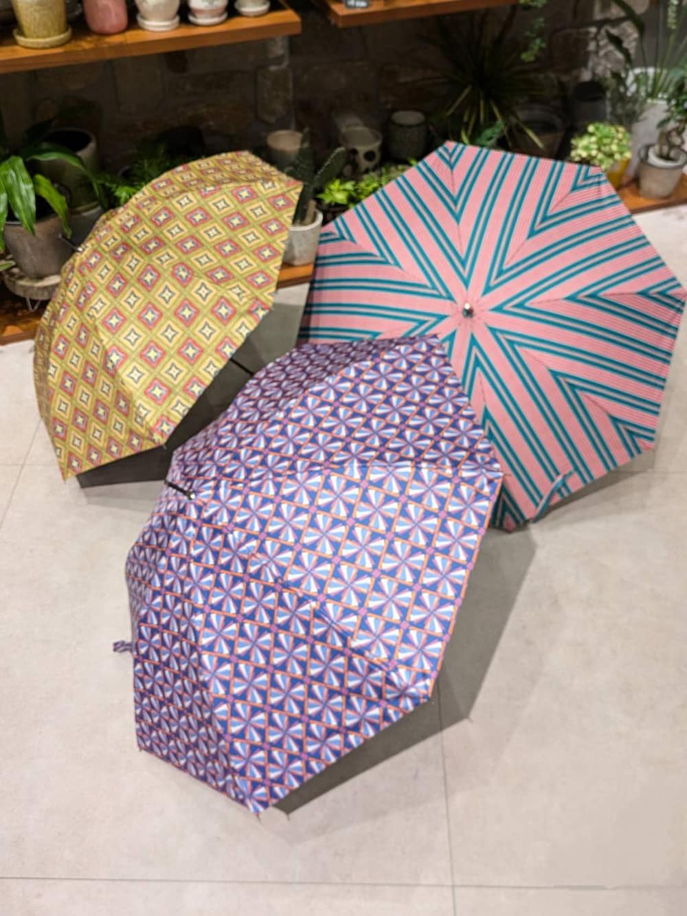 ベージュ系のワンピース、ベージュ系のサンダル、イエロー系のショルダーバッグを着用したレディースの春コーディネートの3枚目の写真