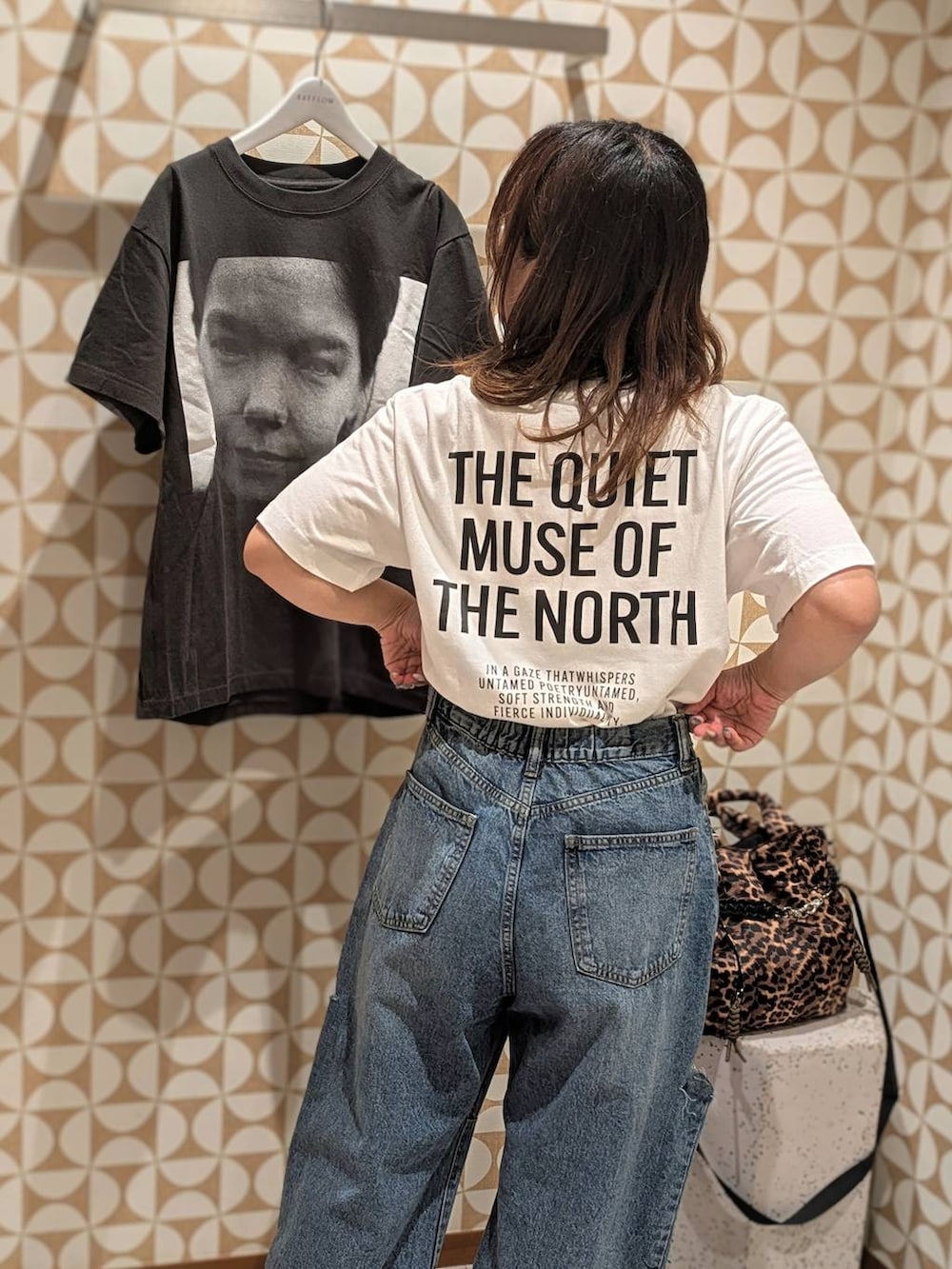ブルー系のデニムパンツ、ブラウン系のトートバッグ、その他のローファーを着用したレディースの夏コーディネートの4枚目の写真