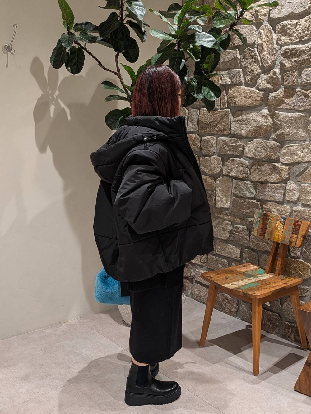 ブラック系のブーツ、ブラック系のその他アウター、ブラック系のニット/セーターを着用したレディースの秋コーディネートの2枚目の写真