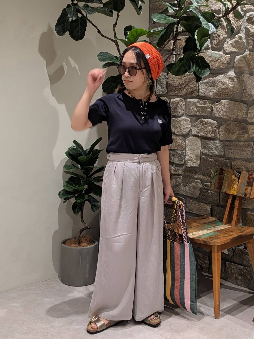 グリーン系のトートバッグ、ブルー系のTシャツ/カットソー、グレー系のその他パンツを着用したレディースの夏コーディネートの4枚目の写真
