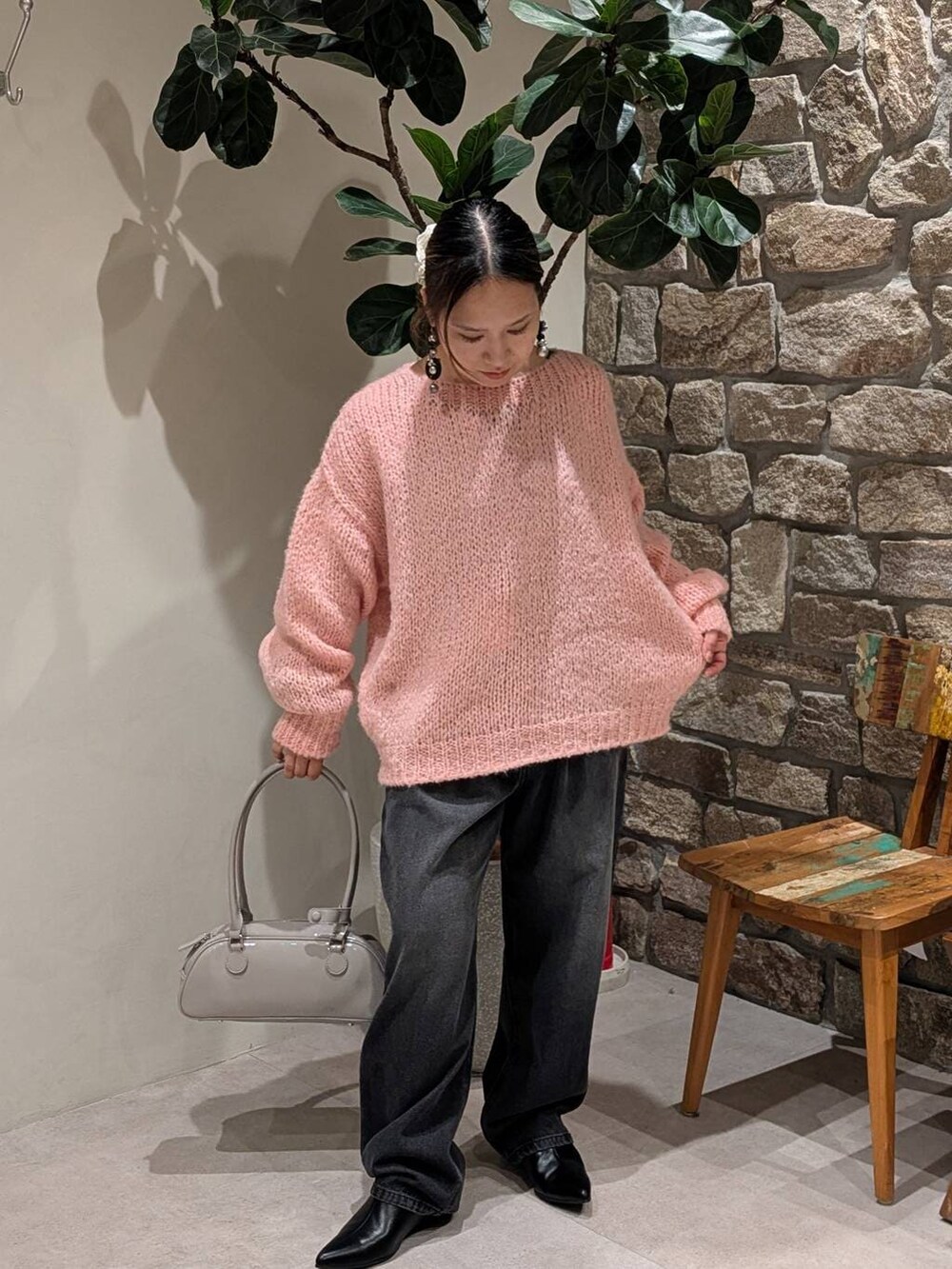 ブラック系のブーツ、ブラック系のデニムパンツ、ブラック系のベルトを着用したレディースの冬コーディネートの3枚目の写真