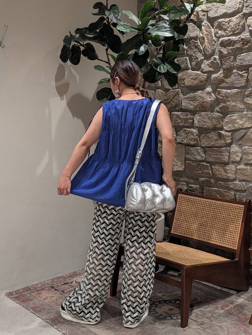 ブラック系のその他パンツ、シルバー系のショルダーバッグ、ブルー系のシャツ/ブラウスを着用したレディースの夏コーディネートの2枚目の写真