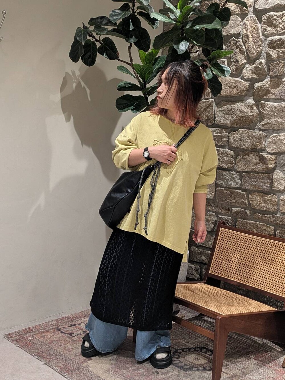 ブラック系のサンダル、ブラック系のショルダーバッグ、ブラック系のスカートを着用したレディースの春コーディネートの2枚目の写真