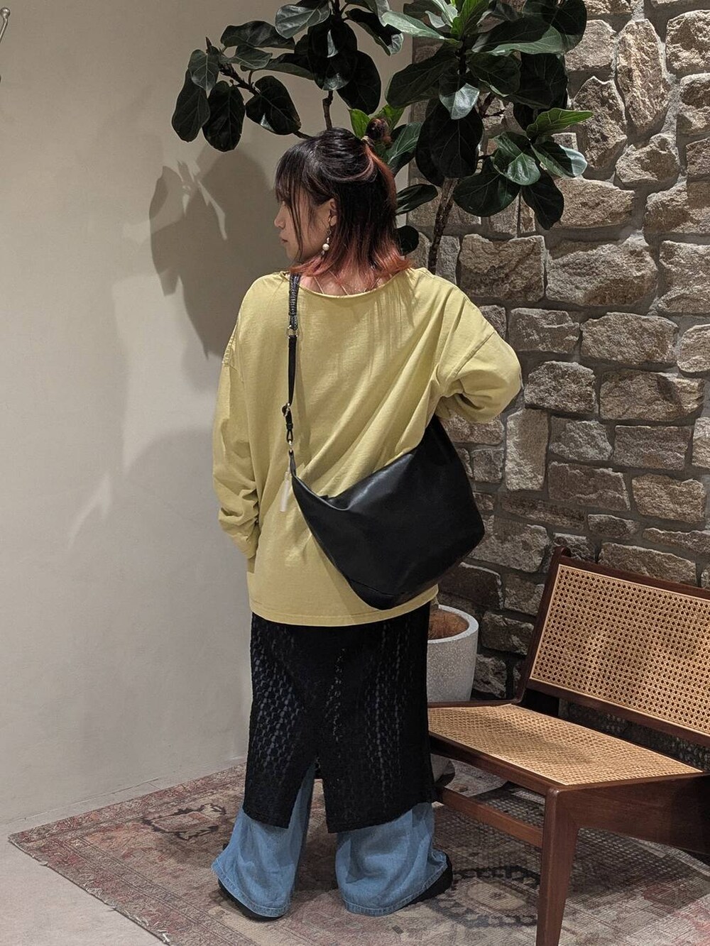 ブラック系のサンダル、ブラック系のショルダーバッグ、ブラック系のスカートを着用したレディースの春コーディネートの3枚目の写真