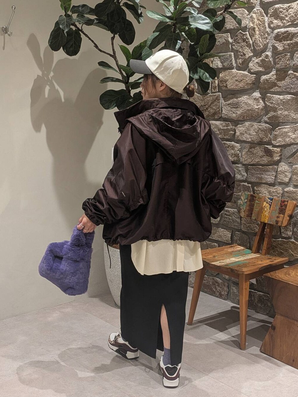 ホワイト系のカーディガン/ボレロ、パープル系のハンドバッグ、ブラウン系のブルゾンを着用したレディースの秋コーディネートの2枚目の写真