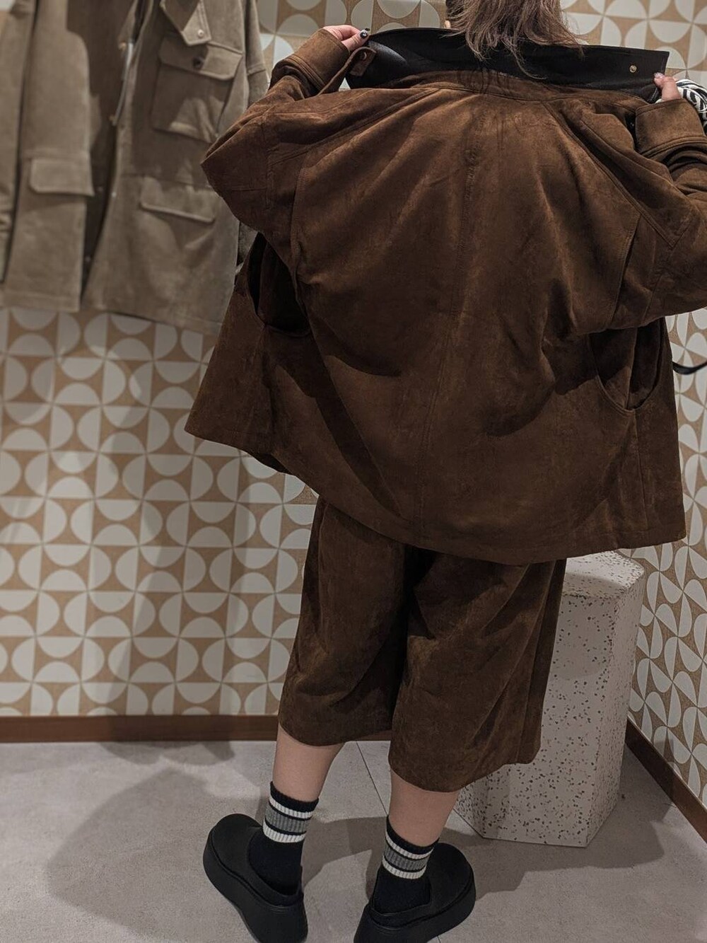 ブラック系のサンダル、ブラウン系のその他パンツ、ブラウン系のブルゾンを着用したレディースの夏コーディネートの5枚目の写真