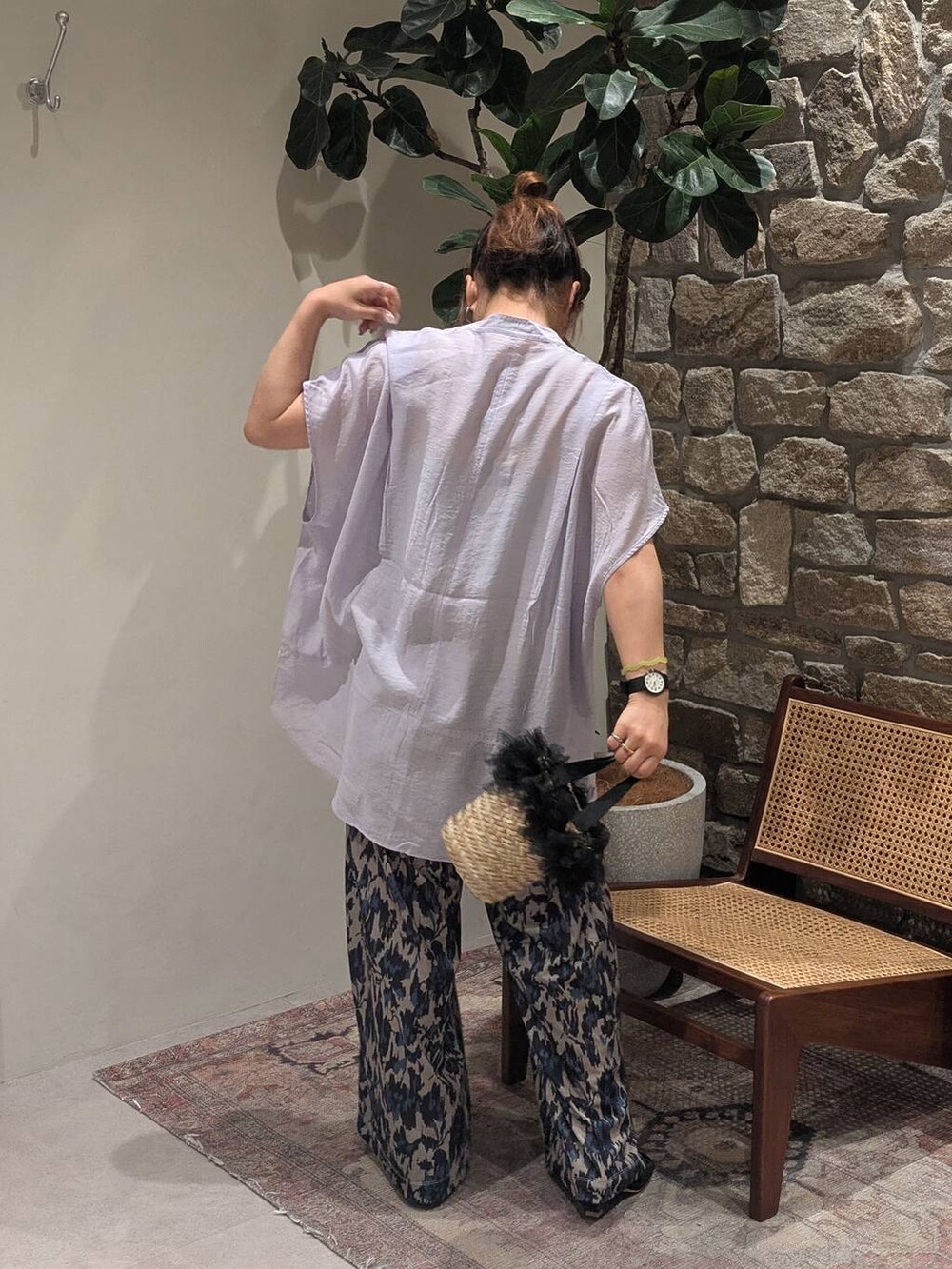 パープル系のシャツ/ブラウス、ブラック系のサンダル、ブラック系のかごバッグを着用したレディースの夏コーディネートの2枚目の写真
