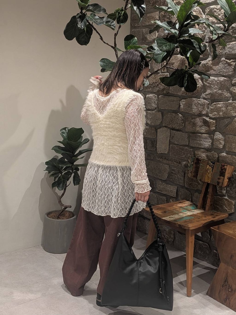 ホワイト系のベスト、ホワイト系のTシャツ/カットソー、ブラウン系のデニムパンツを着用したレディースの夏コーディネートの2枚目の写真