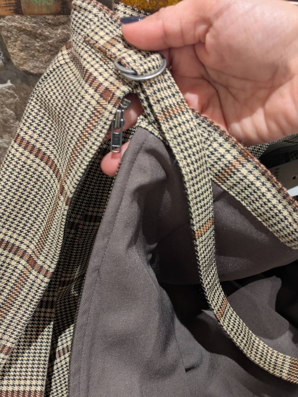 イエロー系のベスト、ブルー系のシャツ/ブラウス、ベージュ系のスカートを着用したレディースの冬コーディネートの4枚目の写真