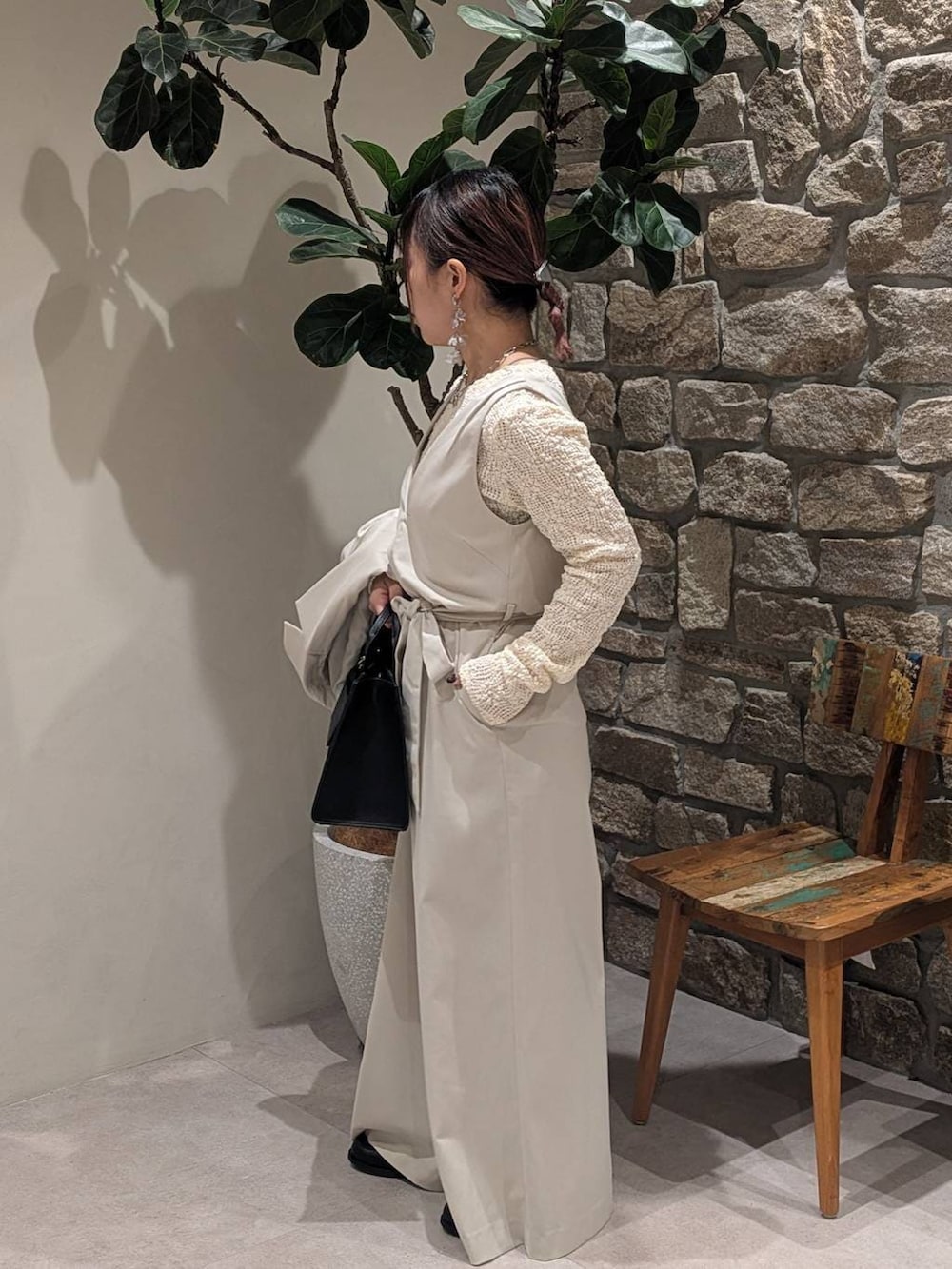 その他のローファー、ベージュ系のテーラードジャケット、ベージュ系のつなぎ/オールインワンを着用したレディースの冬コーディネートの4枚目の写真