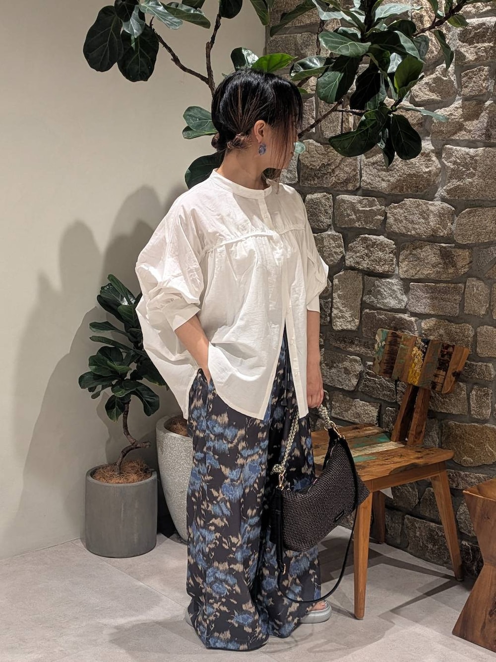 グレー系のサンダル、グレー系のショルダーバッグ、ブラック系のその他パンツを着用したレディースの春コーディネートの2枚目の写真