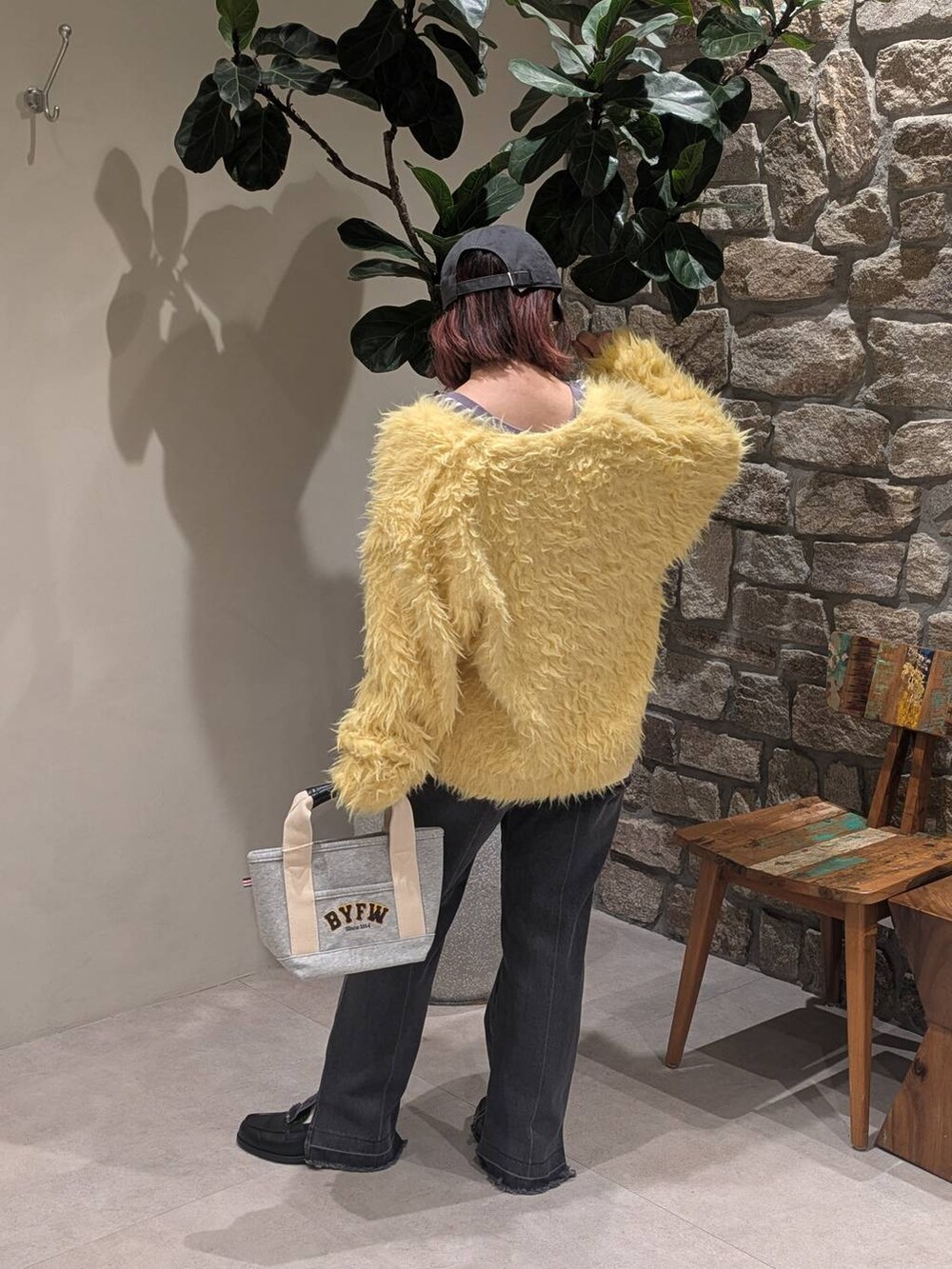 グレー系のTシャツ/カットソー、イエロー系のカーディガン/ボレロ、その他のローファーを着用したレディースの冬コーディネートの2枚目の写真