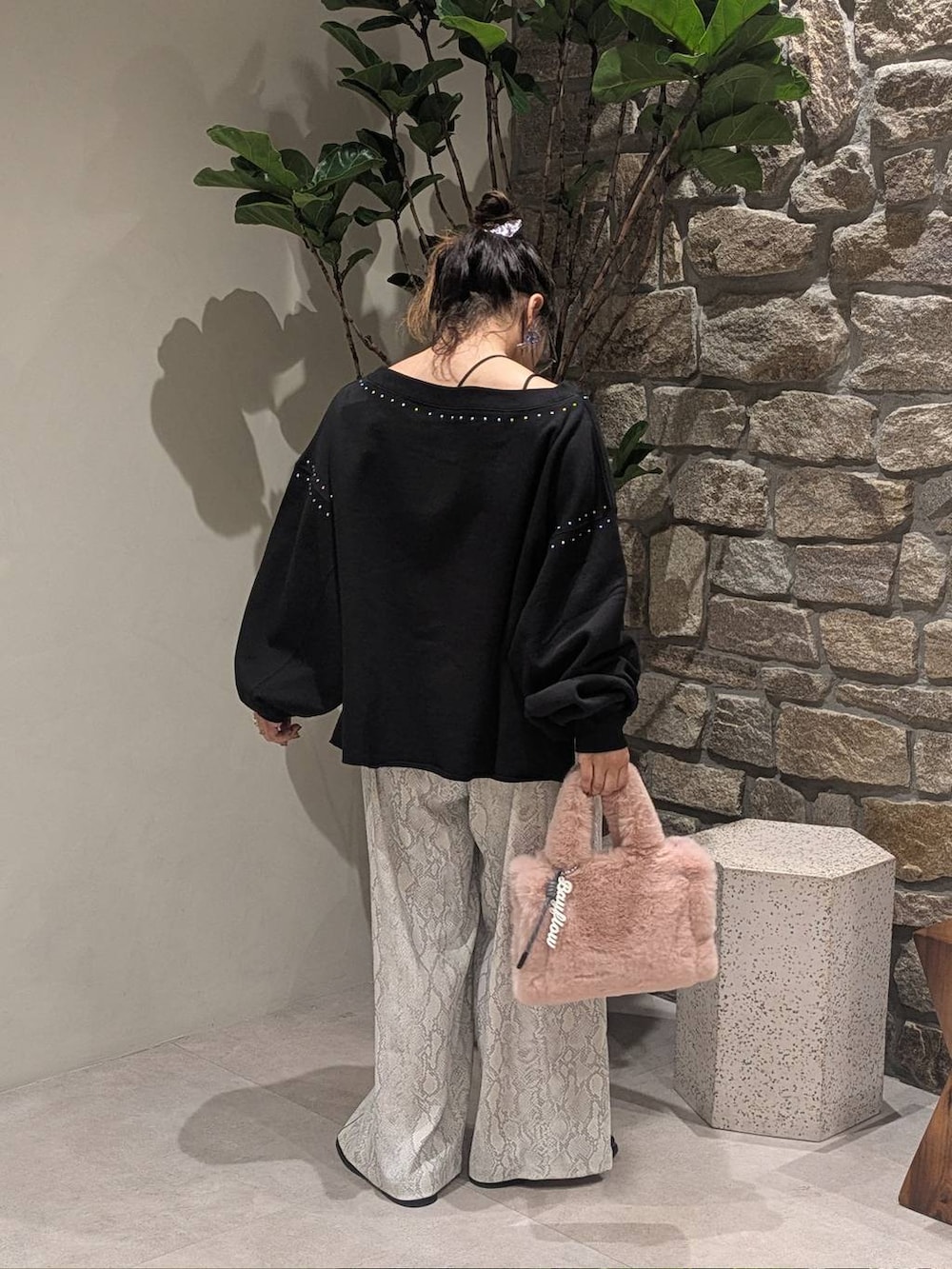 ブラック系のスリッポン、その他のその他パンツ、ピンク系のトートバッグを着用したレディースの秋コーディネートの5枚目の写真