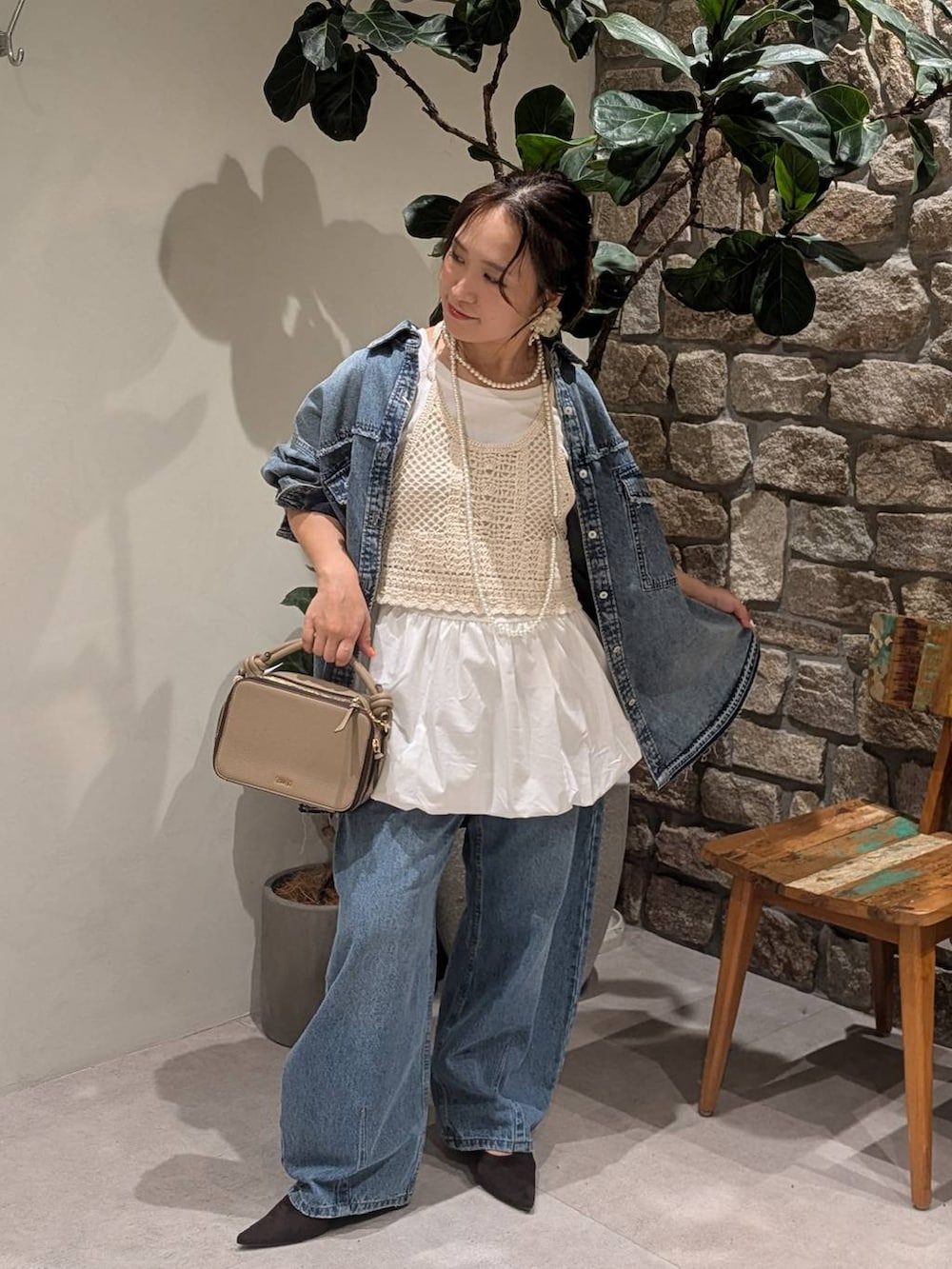 ブラウン系のパンプス、ブルー系のデニムパンツ、ホワイト系のTシャツ/カットソーを着用したレディースの夏コーディネートの3枚目の写真
