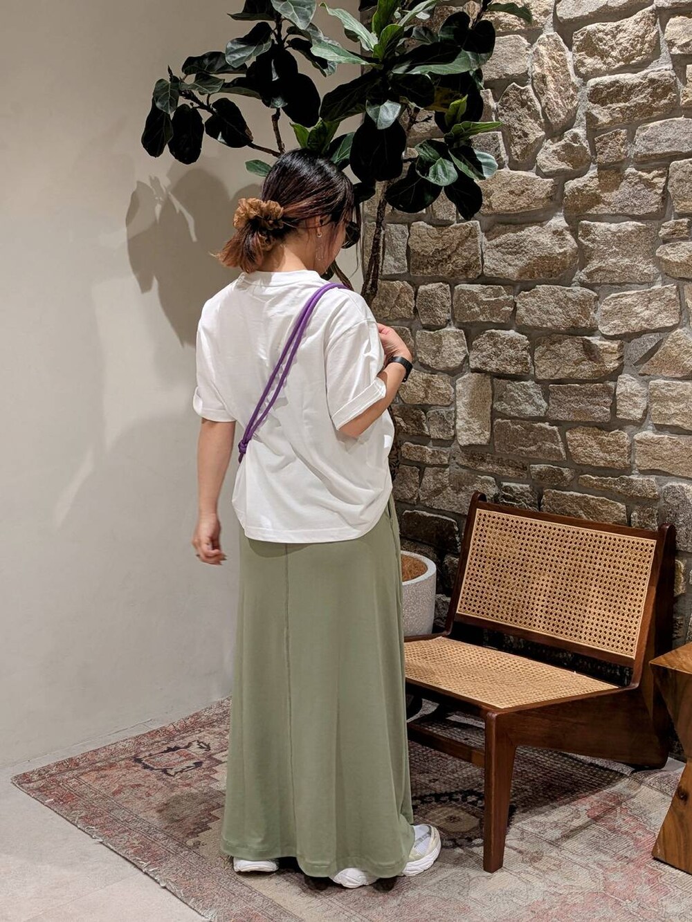 ホワイト系のスニーカー、その他のショルダーバッグ、グリーン系のスカートを着用したレディースの春コーディネートの2枚目の写真