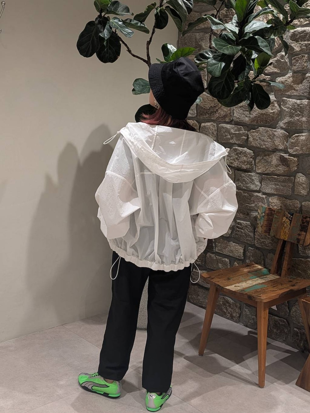 グレー系のショルダーバッグ、ブラック系のその他パンツ、ホワイト系のブルゾンを着用したレディースの春コーディネートの3枚目の写真