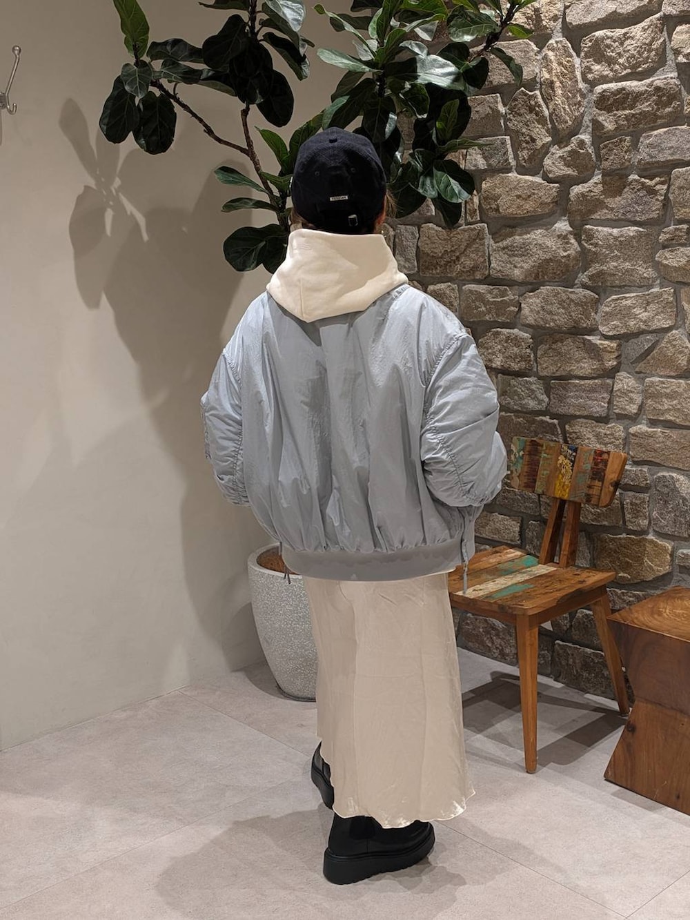 ブラック系のブーツ、ブラック系のショルダーバッグ、ホワイト系のパーカーを着用したレディースの秋コーディネートの3枚目の写真