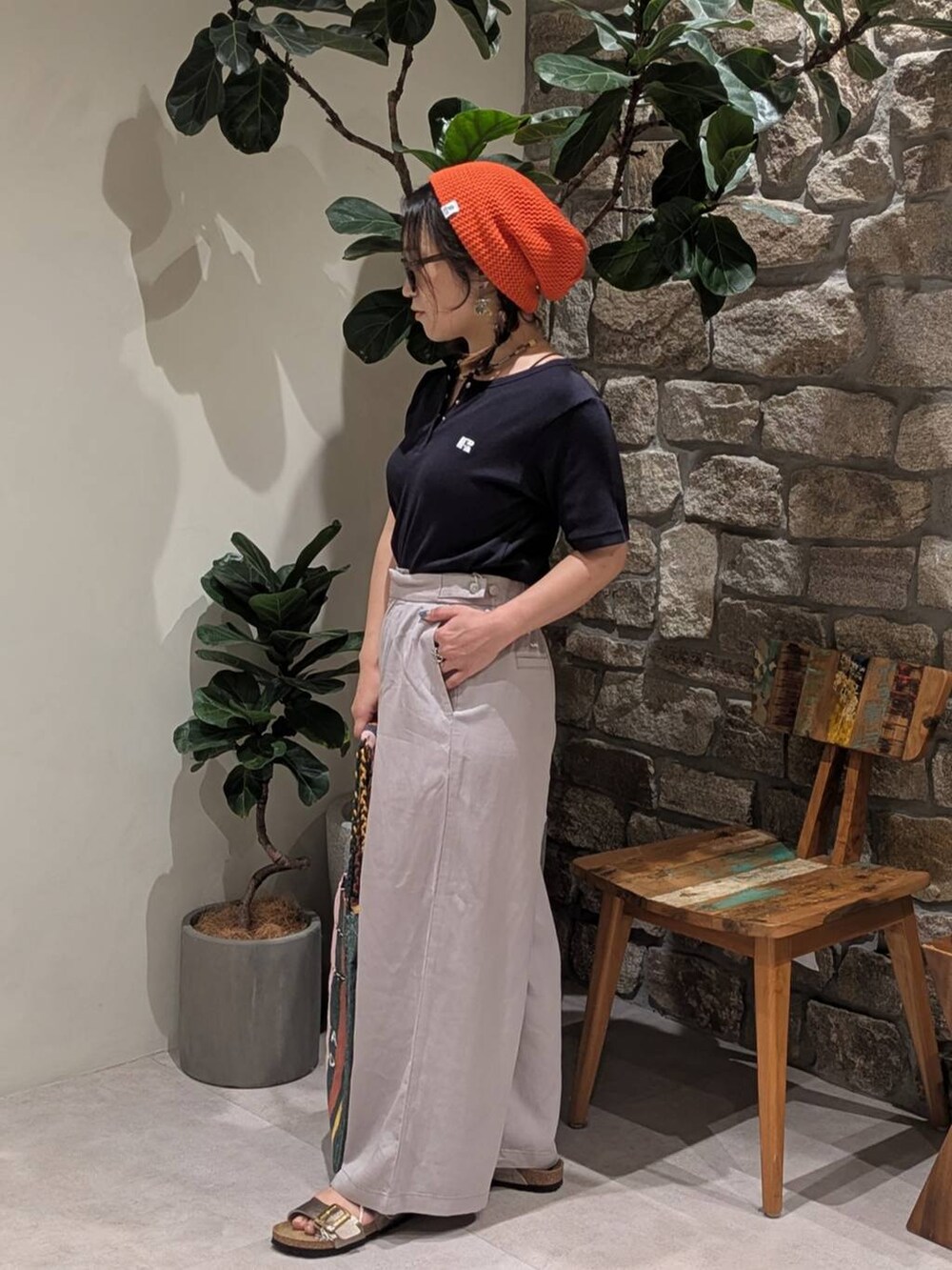 グリーン系のトートバッグ、ブルー系のTシャツ/カットソー、グレー系のその他パンツを着用したレディースの夏コーディネートの5枚目の写真