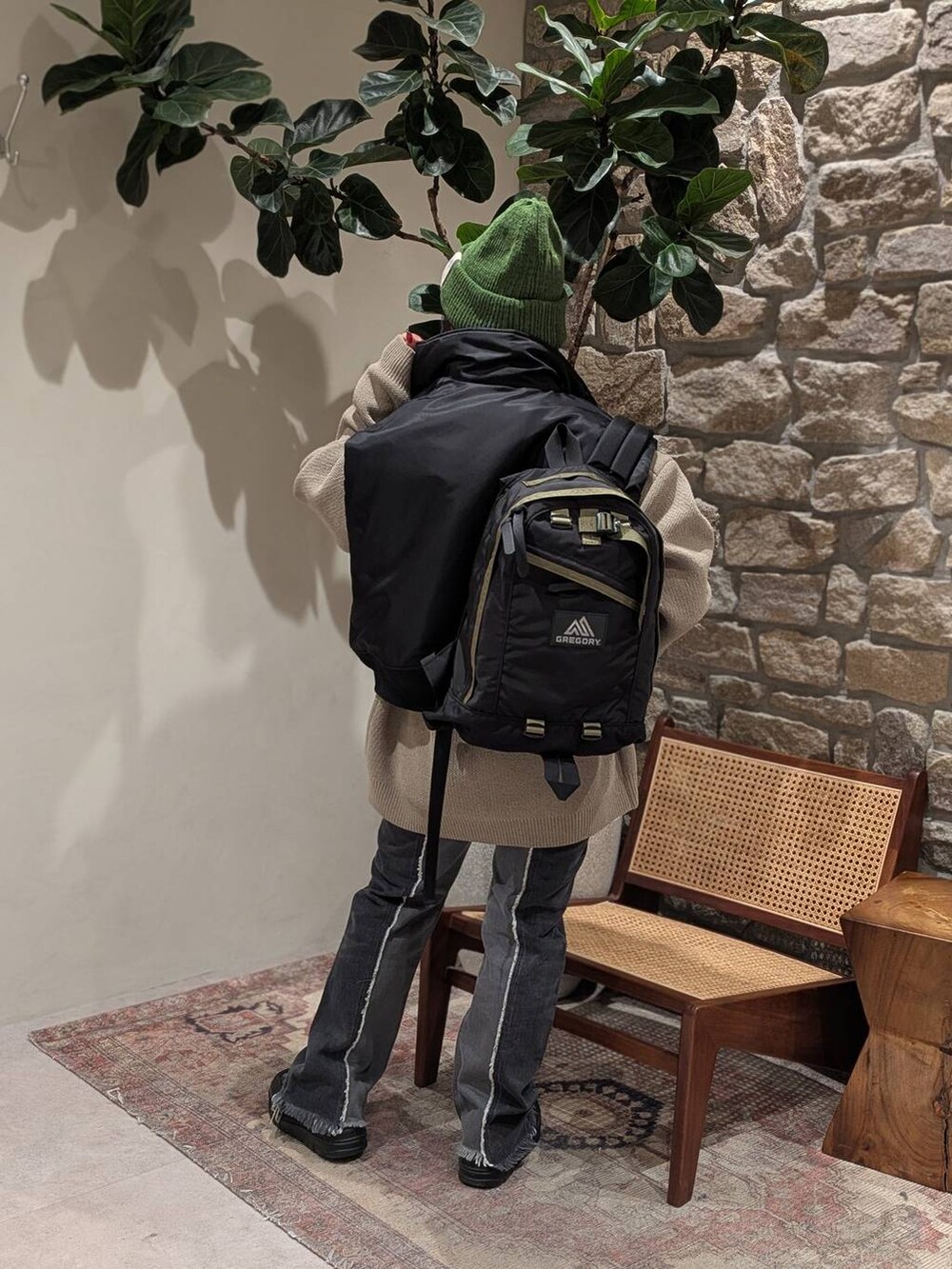 ベージュ系のニット/セーター、ブラック系のデニムパンツ、ブラック系のスニーカーを着用したレディースの冬コーディネートの2枚目の写真