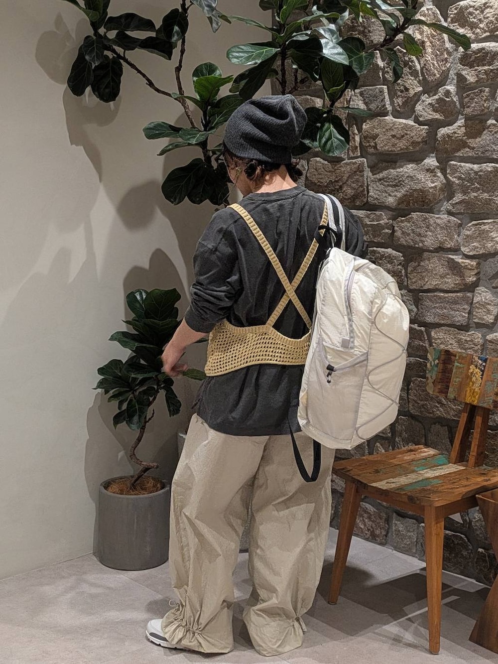 ホワイト系のバックパック/リュック、ベージュ系のその他パンツ、イエロー系のTシャツ/カットソーを着用したレディースの秋コーディネートの3枚目の写真