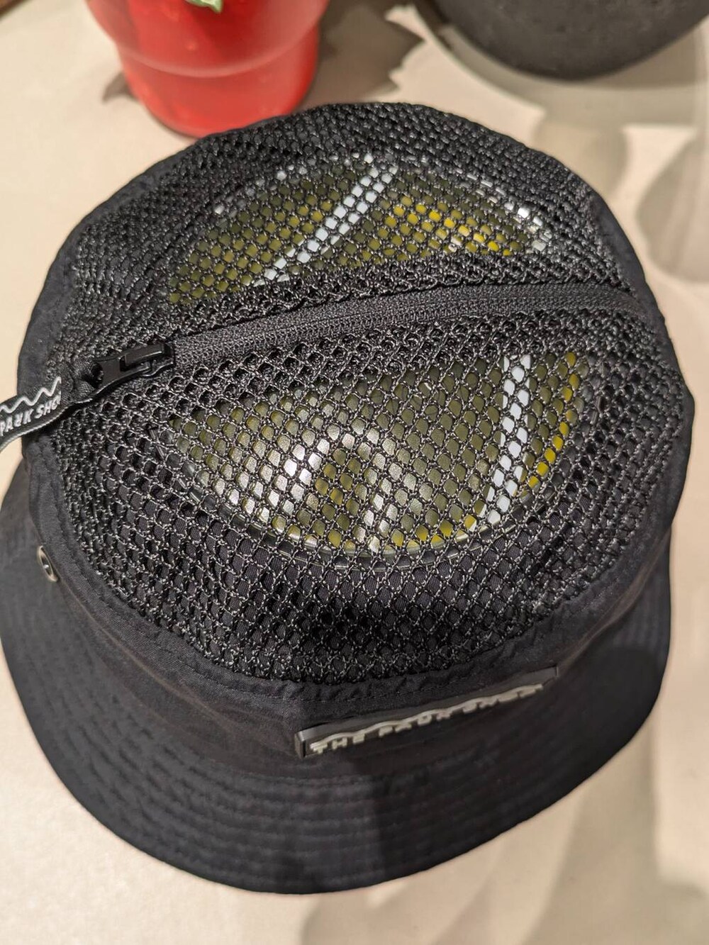 ブラック系のハット、グリーン系のハット、ブルー系のハットを着用したキッズの夏コーディネートの2枚目の写真