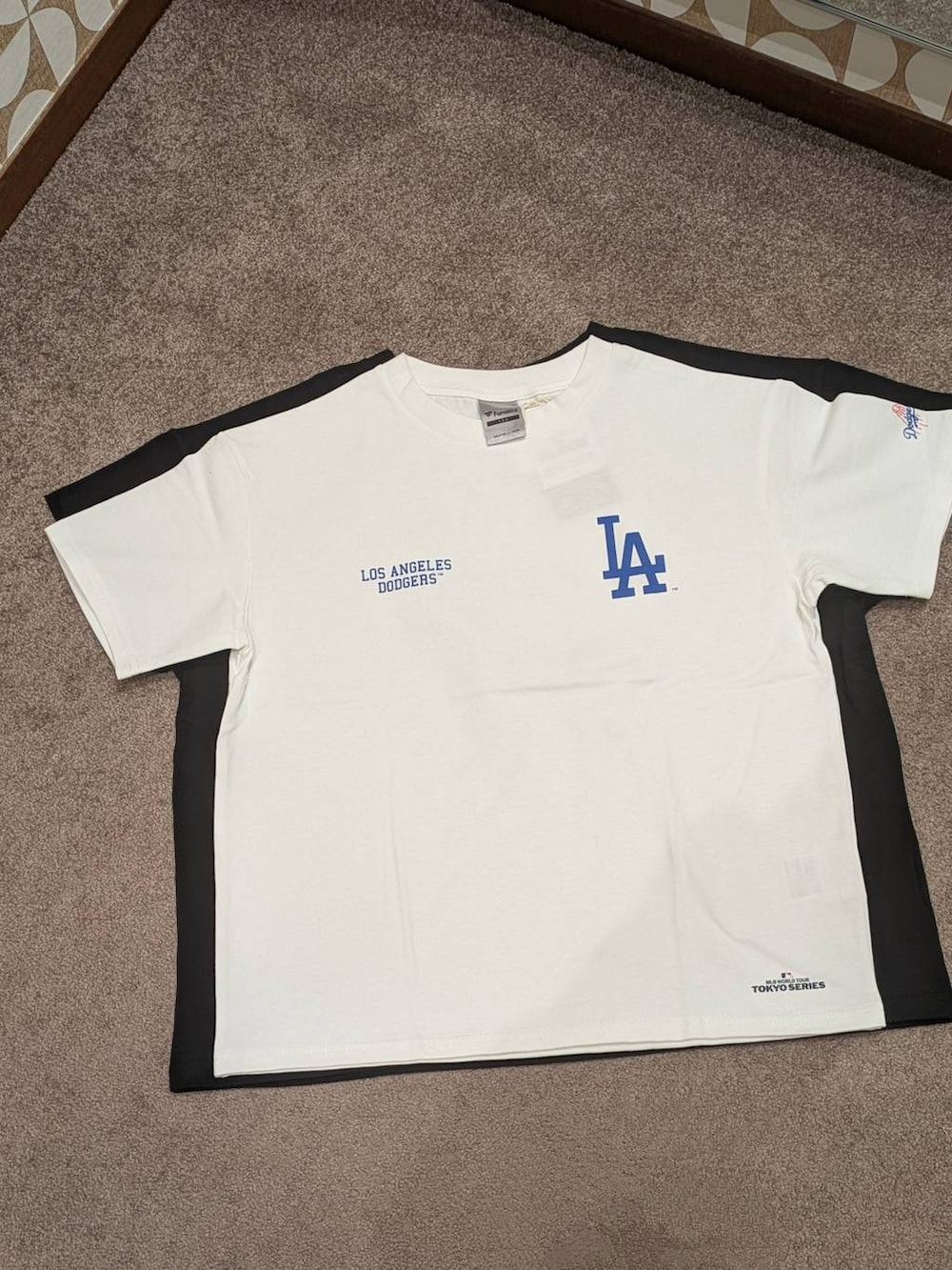 ホワイト系のスニーカー、ベージュ系のショルダーバッグ、ブラック系のスカートを着用したレディースの春コーディネートの3枚目の写真