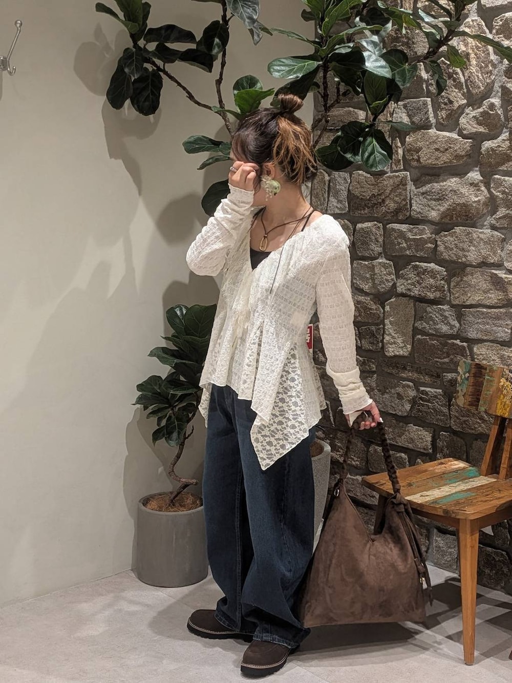 ブルー系のデニムパンツ、ホワイト系のシャツ/ブラウス、ブラウン系のローファーを着用したレディースの夏コーディネートの2枚目の写真