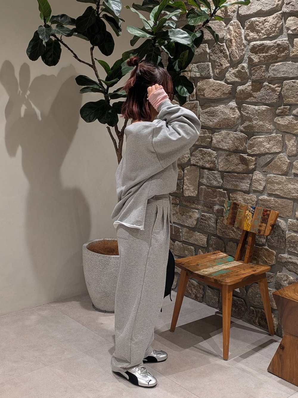 グレー系のスニーカー、グレー系のスウェット、グレー系のその他パンツを着用したレディースの冬コーディネートの2枚目の写真