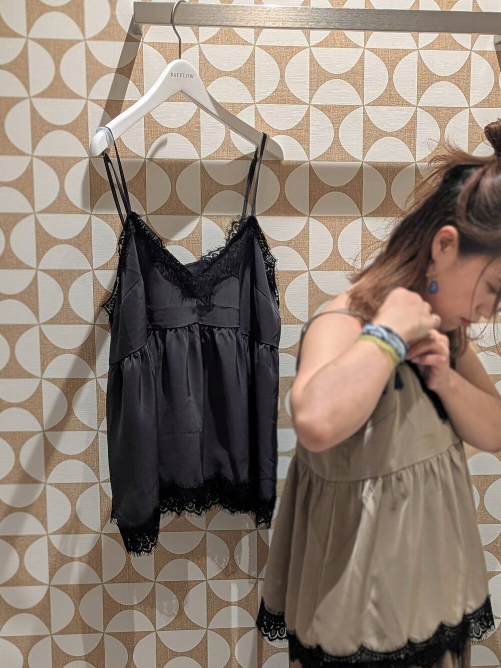 グレー系のシャツ/ブラウス、ブラック系のかごバッグ、ベージュ系のキャミソールを着用したレディースの夏コーディネートの4枚目の写真