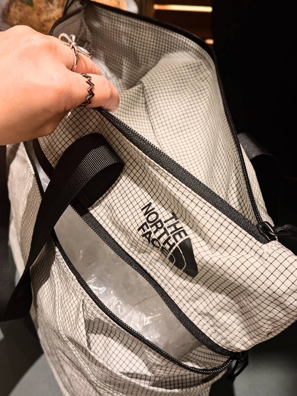 その他のハンドバッグ、ブラック系のハンドバッグ、その他のハンドバッグを着用したレディースの春コーディネートの2枚目の写真
