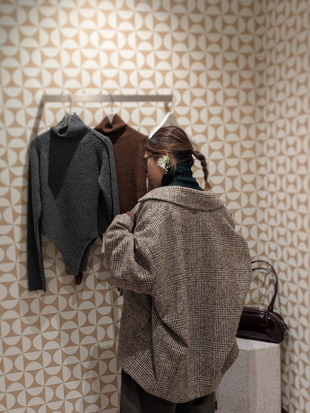 その他のローファー、グレー系のチノパンツ、ブラウン系のニット/セーターを着用したレディースの秋コーディネートの5枚目の写真