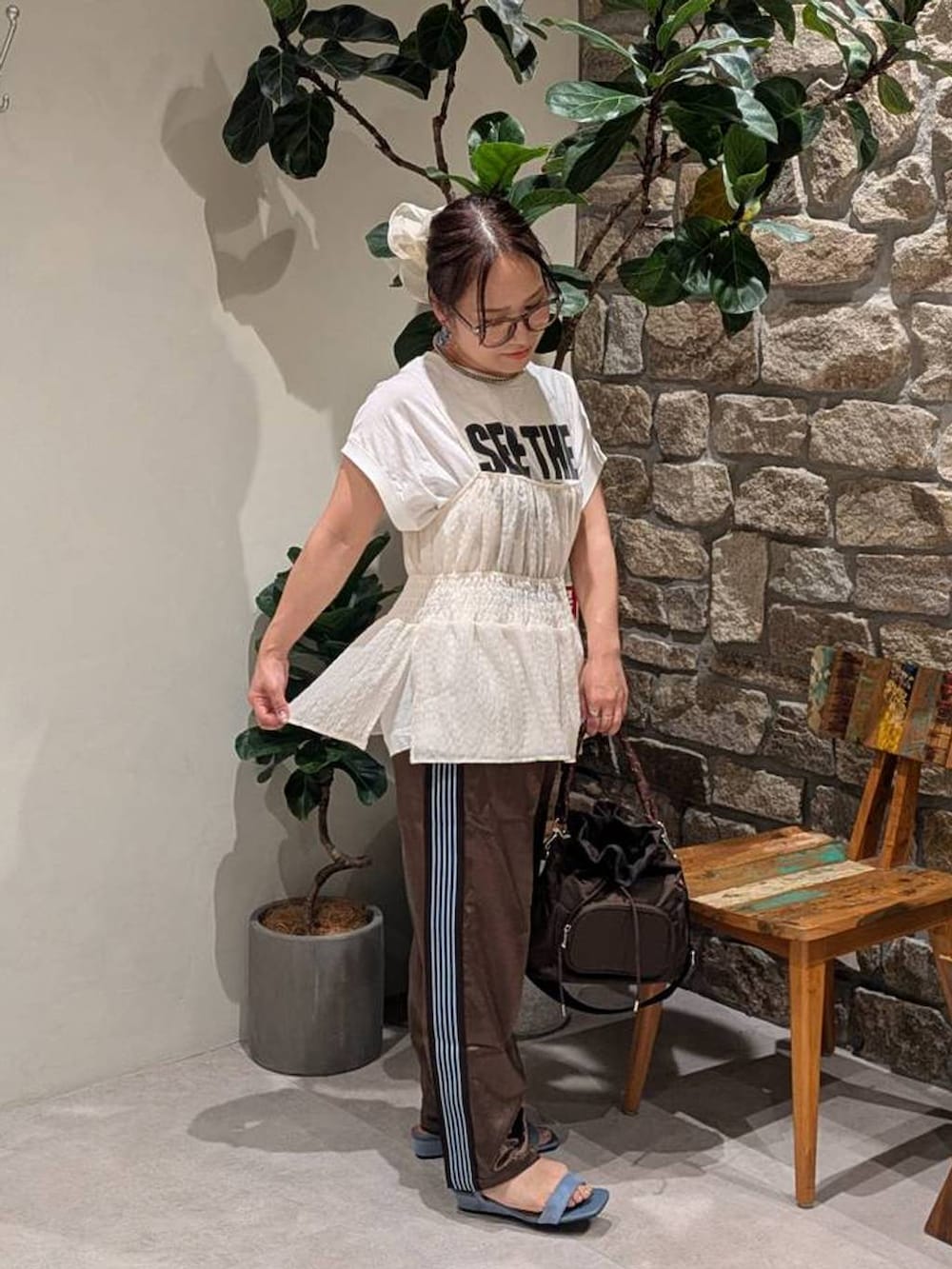 ホワイト系のTシャツ/カットソー、ブラウン系のその他パンツ、ホワイト系のシャツ/ブラウスを着用したレディースの夏コーディネートの2枚目の写真