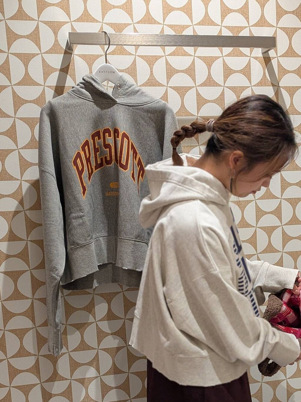 ブラウン系のトートバッグ、グレー系のパーカー、ベージュ系のパーカーを着用したレディースの秋コーディネートの4枚目の写真