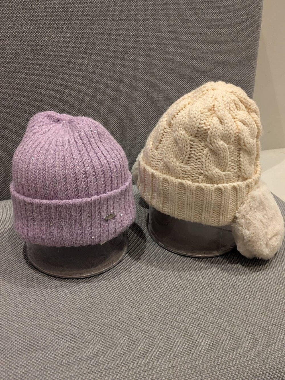 オレンジ系のニットキャップ/ビーニー、パープル系のニットキャップ/ビーニー、グリーン系のニットキャップ/ビーニーを着用したキッズの冬コーディネートの2枚目の写真