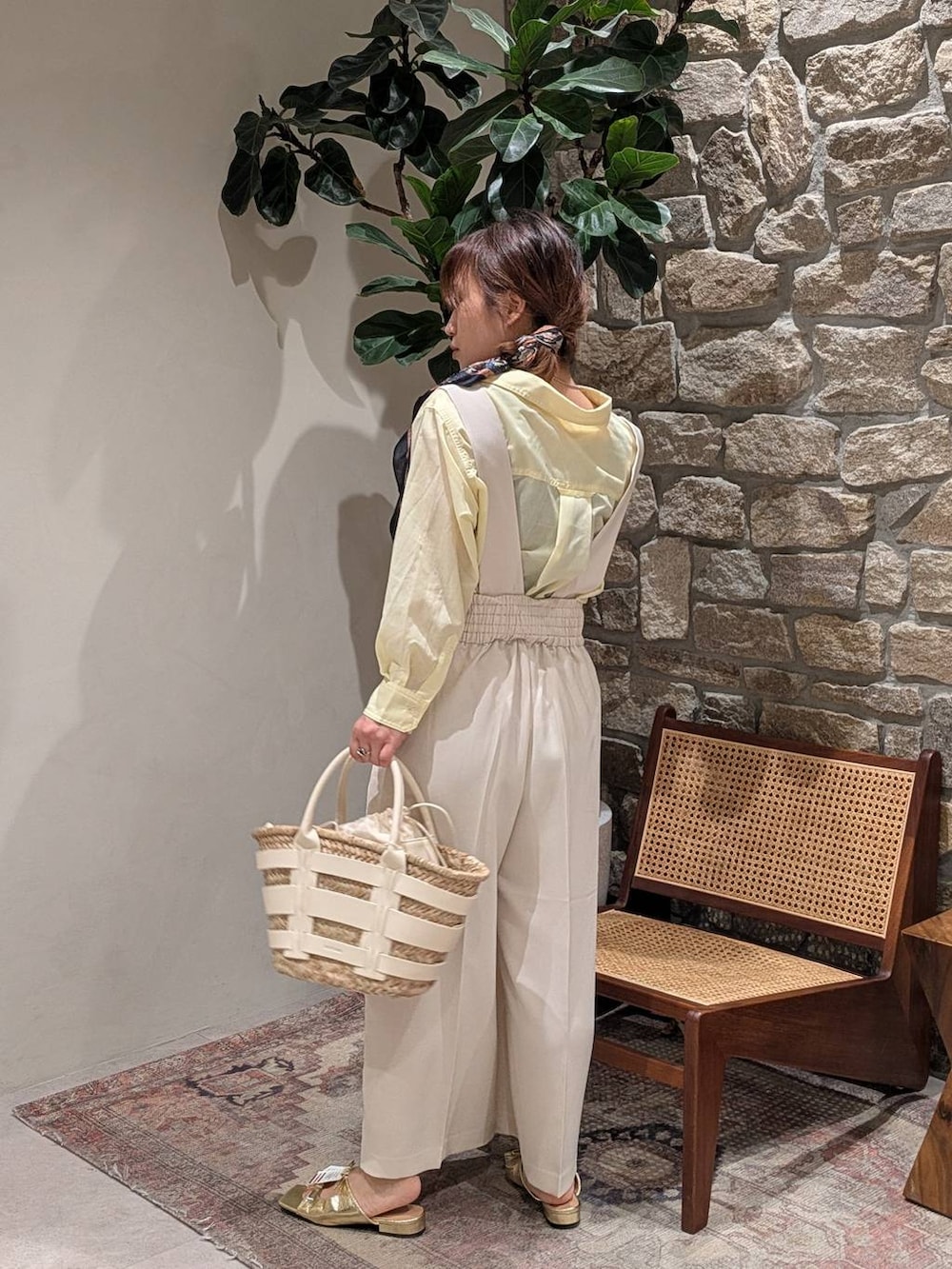 ゴールド系のサンダル、ホワイト系のかごバッグ、イエロー系のシャツ/ブラウスを着用したレディースの春コーディネートの2枚目の写真