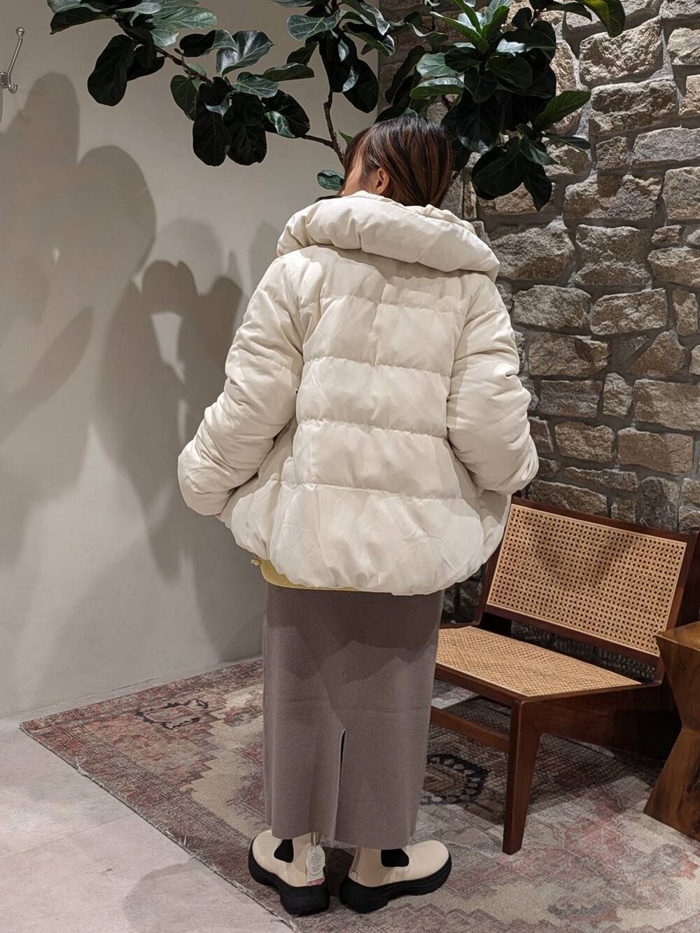 グレー系のショルダーバッグ、ホワイト系のダウンジャケット/コート、ブラウン系のスカートを着用したレディースの秋コーディネートの2枚目の写真