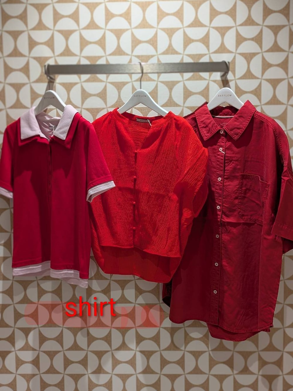 レッド系のTシャツ/カットソー、レッド系のニット/セーター、レッド系のシャツ/ブラウスを着用したレディースの夏コーディネートの7枚目の写真
