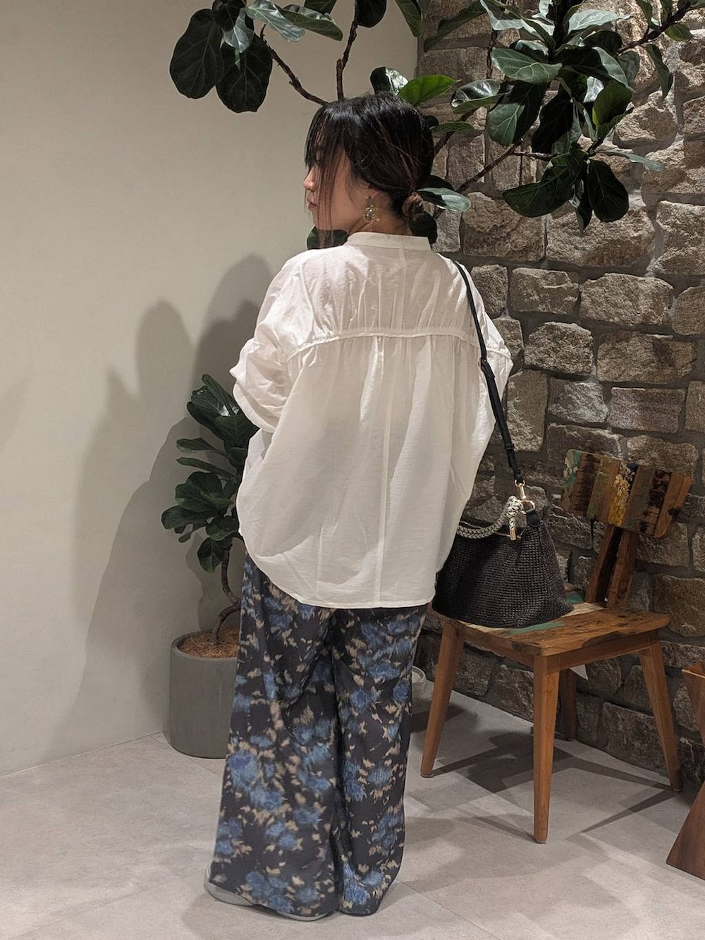 グレー系のサンダル、グレー系のショルダーバッグ、ブラック系のその他パンツを着用したレディースの春コーディネートの3枚目の写真