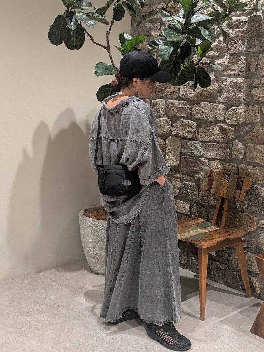 ブラック系のショルダーバッグ、グレー系のシャツ/ブラウス、レッド系のタンクトップを着用したレディースの春コーディネートの3枚目の写真