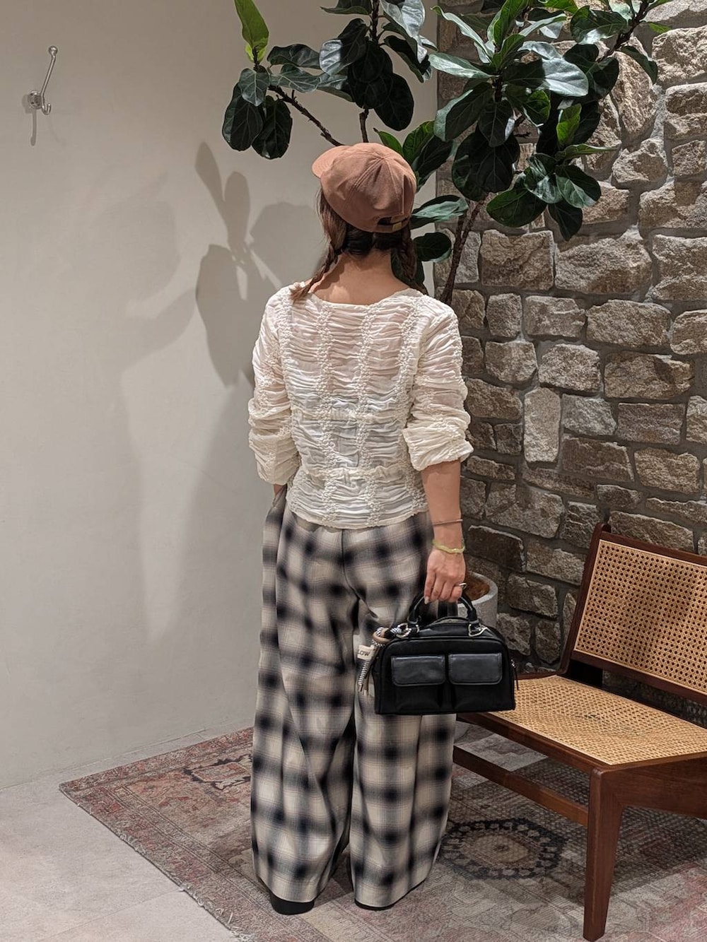「低身長、差し色コーデ、個性派、カーディガン、シアートップス、カップ付きインナー、チェックパンツ、チェック、ワイドパンツ、ボストンバッグ、サンダル、キャップ、フェミニン、ラフ、カジュアル」｜「BAYFLOWの[500mlのペットボトルが入る]チャーム付きＷポケットボストン（ボストンバッグ、ブラック系）」を使った、sunabfさん（レディース・148cm）の秋コーディネートの2枚目の写真