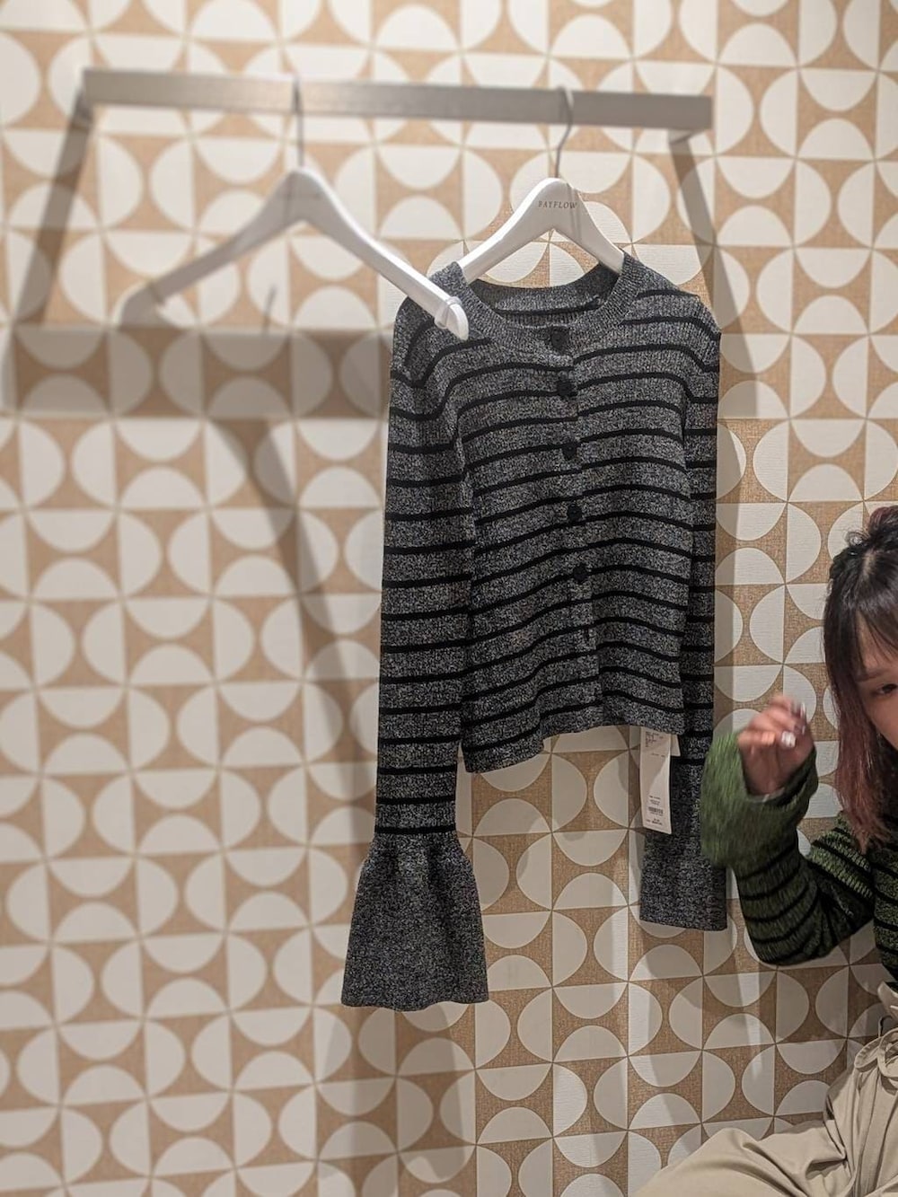 ブラック系のショルダーバッグ、ブラック系のニット/セーター、グリーン系のニット/セーターを着用したレディースの冬コーディネートの4枚目の写真