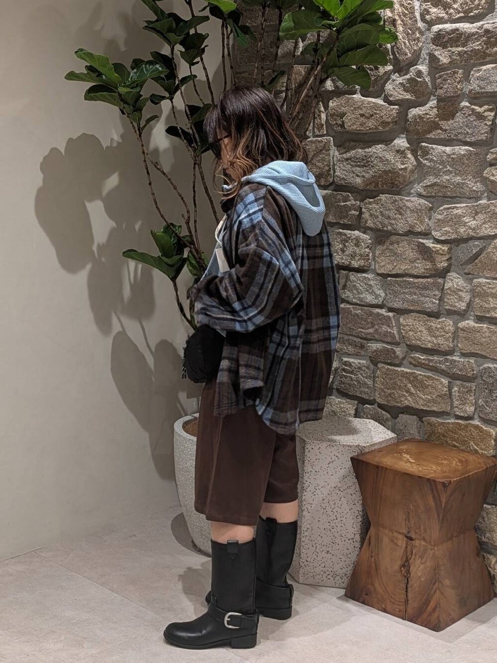 ブルー系のパーカー、ブラウン系のその他パンツ、ブラック系のブーツを着用したレディースの秋コーディネートの3枚目の写真