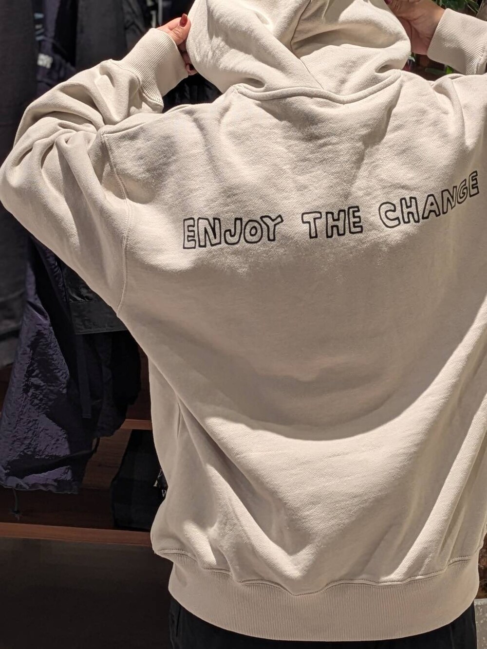 ピンク系のスニーカー、ブラック系のスカート、グレー系のパーカーを着用したレディースの秋コーディネートの3枚目の写真