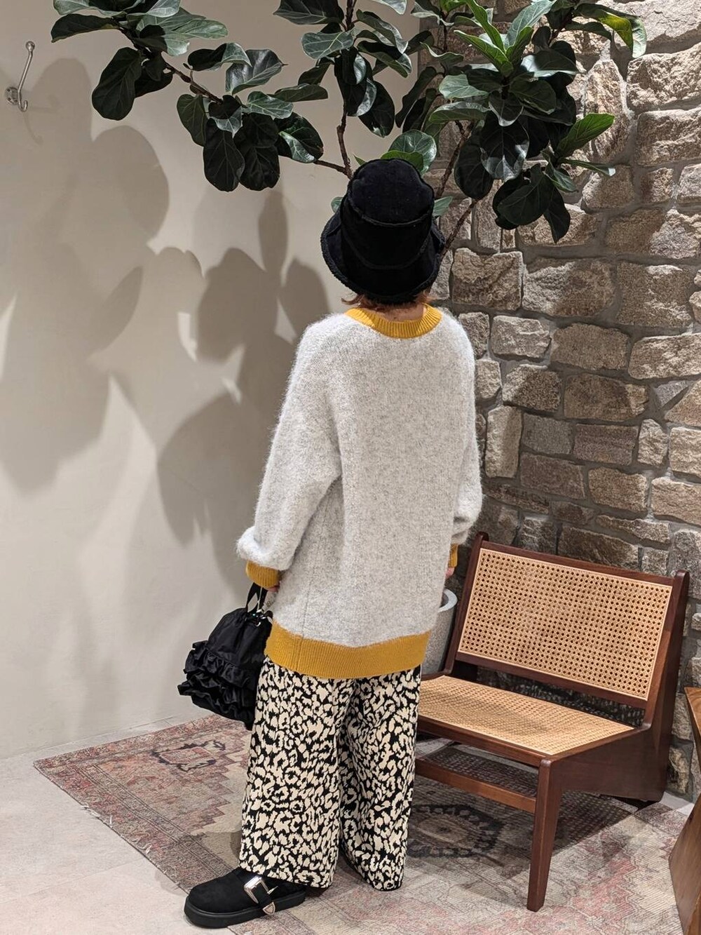 ブラック系のスリッポン、ホワイト系のニット/セーター、ベージュ系のその他パンツを着用したレディースの秋コーディネートの3枚目の写真