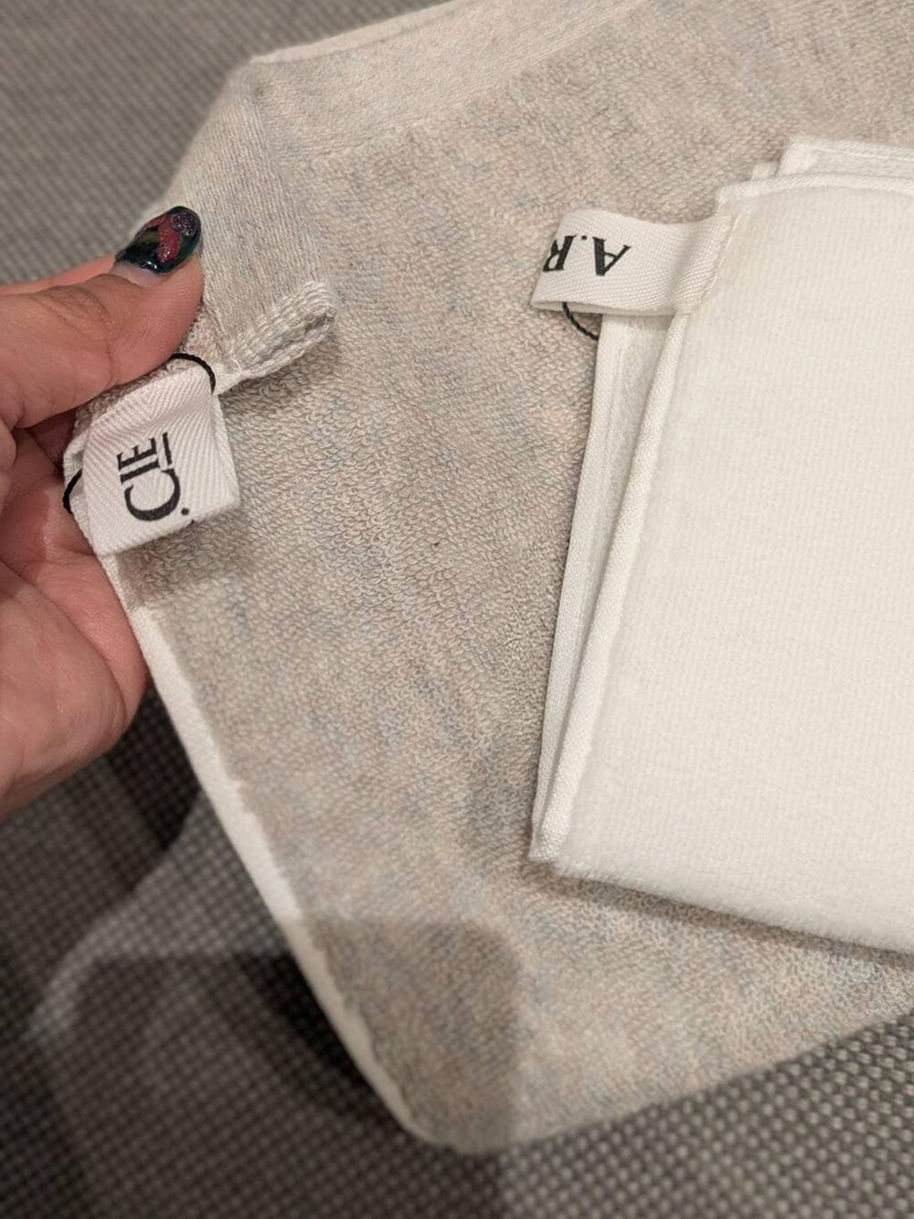 ホワイト系のパーカー、ブルー系のトートバッグ、グレー系のトートバッグを着用したレディースの春コーディネートの3枚目の写真